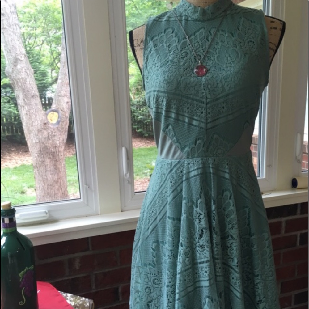 HOST PICK NWT Francesca lace green dress 💃🏻🎊 - Picture 5 of 6